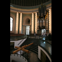 Berlin, St. Hedwigs-Kathedrale, Orgel und Kreuz-Installation ber der Krypta (bis 2019)