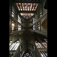 Metz, Cathédrale Saint-Étienne, Blick ins Gewölbe der Vierung mit bunten Glasfenstern