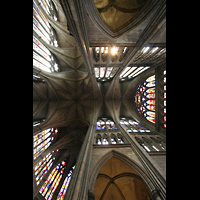 Metz, Cathédrale Saint-Étienne, Blick ins Gewölbe der Vierung mit bunten Glasfenstern