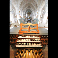 Polling, Stiftskirche St. Salvator und Heilig-Kreuz, Blick ber den Spieltisch in die Kirche