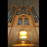 München (Munich), St. Willibald, Orgel mit Spieltisch