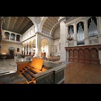 Mnchen (Munich), St. Ursula, Chororgel, Spieltisch und Hauptorgel