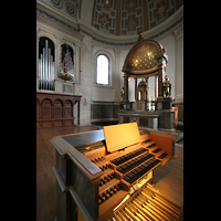 Mnchen (Munich), St. Ursula, Spieltisch mit Chororgel und Blick zum Hochaltar