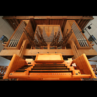 Memmingen, St. Josef, Spieltisch und Orgel