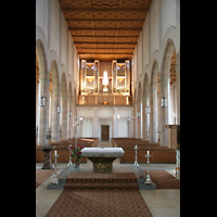 Waldkirchen, St. Peter und Paul (Bayernwalddom), Innenraum / Hauptschiff in Richtung Hauptorgel (beleuchtet)