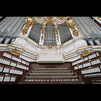 Spieltisch und Prospekt der Bruckner-Orgel