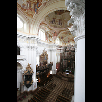 Blick vom Seitenumgang zur Chororgel und in den Chor