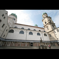 Domhof mit Blick aufs Seitenschiff, Kuppel und Türmen Passau, Dom St. Stephan, Domhof mit Blick aufs Seitenschiff, Kuppel und Türmen
