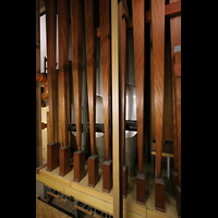 Pfeifenfüße der Kontrabombarde 32' - im Hintergrund der Prinzipalbass 32' Passau, Dom St. Stephan, Pfeifenfüße der Kontrabombarde 32' - im Hintergrund der Prinzipalbass 32'