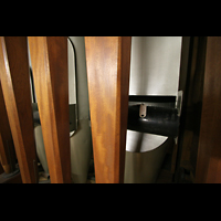 Kontrabombarde und Prinzipalbass 32' - zum Größenvergleich ein Schlüsselanhänger Passau, Dom St. Stephan, Kontrabombarde und Prinzipalbass 32' - zum Größenvergleich ein Schlüsselanhänger