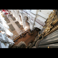 Blick vom Orgeldach entlang des Bombardewerks auf die Empore und in den Dom Passau, Dom St. Stephan, Blick vom Orgeldach entlang des Bombardewerks auf die Empore und in den Dom