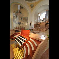 Vilshofen, Benediktinerabtei St. Trinitatis, Spieltisch mit rechter Chororgel und Chorraum