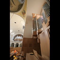 Linke Chororgel mit Zentralspieltisch mit Blick zur Hauptorgel