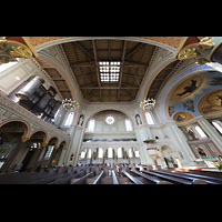 Potsdam, Propsteikirche St. Peter und Paul, Innenraum mit Orgelempore und Chor