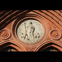 Berlin, Pauluskirche, Motiv 'Der gute Hirte' über dem Hauptportal