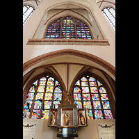 Szczecin (Stettin), Katedra sw. Jakuba (Jakobskathedrale), Bunte Glasfenster im Chorumgang hinter dem Altar