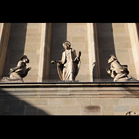 Stuttgart, St. Fidelis, Figuren an der Fassade