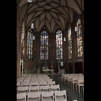 Stuttgart, Hospitalkirche, Chor mit bunten Glasfenstern und Kreuzigungsgruppe von Hans Seyfer (15. Jh.)