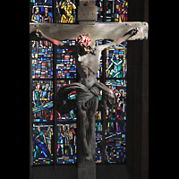 Stuttgart, Hospitalkirche, Christusfigur mit durch die bunten Glasfenster einfallendem Licht auf der Dornenkrone