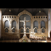 Stuttgart, Markuskirche, Orgel mit Kruzufix im Vordergrund