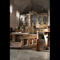 Stuttgart, Markuskirche, Altarraum mit Orgel seitlich