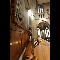 Stuttgart, Johanneskirche, Spieltisch und Orgel seitlich