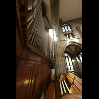 Stuttgart, Johanneskirche, Spieltisch und Orgel seitlich