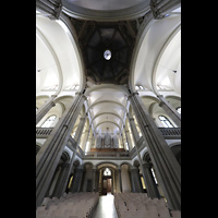 Stuttgart, Matthäuskirche, Vierung mit Blick in die Kuppel und zur Orgel
