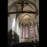 Stuttgart, Stiftskirche, Chor mit bunten Glasfenstern, Standbildern der Grafen von Württemberg und Kruzifix