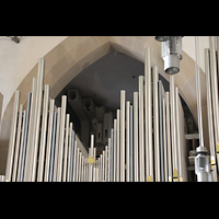 Stuttgart, Stiftskirche, 32'-Pedalpfeifen (gekröpft) hinter dem Orgelprospekt