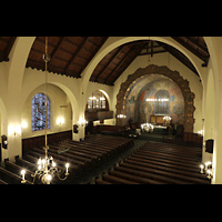 lesund, Kirke, Blick von der Orgelempore in die Kirche