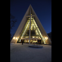 Tromsø, Ishavskatedralen (Eismeer-Kathedrale), Außenansicht mit Fassade bei Nacht