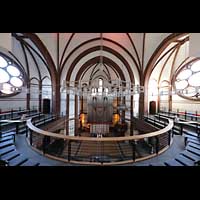 Berlin, Lutherkirche, Orgel und Chorraum von der Empore aus gesehen