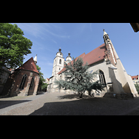 Wittenberg, Stadtkirche St. Marien, Südansicht mit Kirchplatz und Fronleichnamskapelle aus dem 15. Jh. (links)