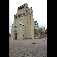 Hildesheim, Mariendom, Turm mit Hauptportal von Südwesten aus gesehen