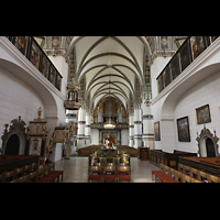 Wolfenbüttel, Hauptkirche Beatae Mariae Virginis, Innenraum in Richtung Orgel, vorn das Taufbecken mit schmiedeeisernem Gitter