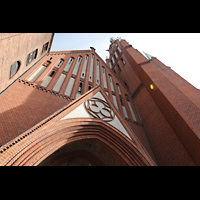 Berlin, Stephanuskirche, Portal mit Giebel und Turm