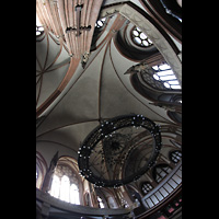 Berlin, Stephanuskirche, Vierung mit großem Leuchter und Blick zur Orgel