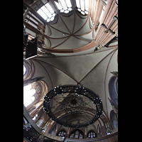 Berlin, Stephanuskirche, Vierungsgewölbe mit großem Leuchter und Blick zur Orgel