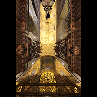 Sevilla, Catedral, Epistel- und Evangelienorgel mit Blick ins Gewölbe