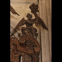 Sevilla, Catedral, Rechter Engel auf dem Gehäuse der Epistelorgel