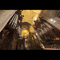 Sevilla, Catedral, Blick von der Empore der Evangelienorgel zur Epistelorgel und zum Hochaltar