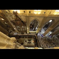 Sevilla, Catedral, Blick vom Chorumgang unterm Gewlbe in den Chorraum und ins Hauptschiff