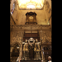 Sevilla, Catedral, Sarkophag von Christoph Kolumbus mit großer Uhr im südlichen Querschiff