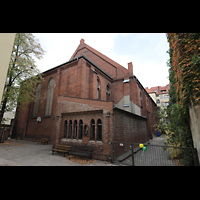Berlin, Ss. Corpus Christi Kirche, Außenansicht (Chorseite und nördliches Seitenschiff)