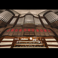 Berlin, Ss. Corpus Christi Kirche, Spieltisch mit Orgel