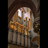 Berlin, St. Ludwig, Blick durch die Seitenschiffsbögen zur Orgel