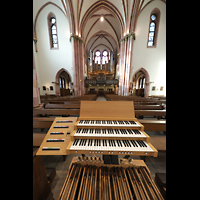 Berlin, St. Ludwig, MIDI-Spieltisch im Chorraum mit Blick zur Orgel