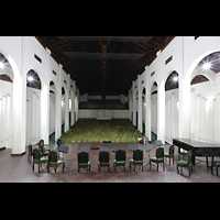 Santiago de Cuba, Auditorio Nuestra Señora de los Dolores, Innenraum mit Orchesterbühne und Sitzreihen