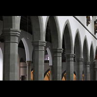 Ravensburg, Kath. Stadtkirche Liebfrauenkirche, Sulen und Bgen im Haupt- und Seitenschiff